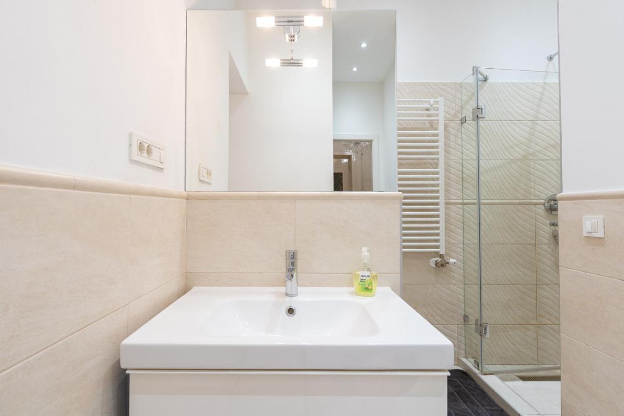 Garys Bright And Spacious Two Bedroom Flat Near Danube Budapest Eksteriør billede