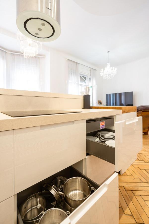 Garys Bright And Spacious Two Bedroom Flat Near Danube Budapest Eksteriør billede