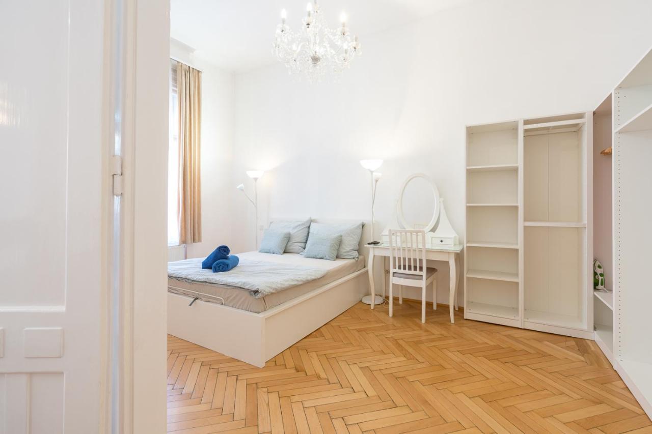 Garys Bright And Spacious Two Bedroom Flat Near Danube Budapest Eksteriør billede