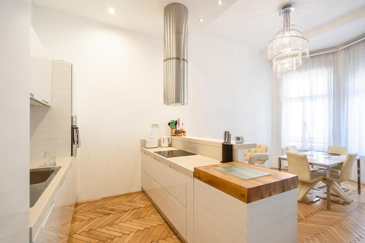 Garys Bright And Spacious Two Bedroom Flat Near Danube Budapest Eksteriør billede