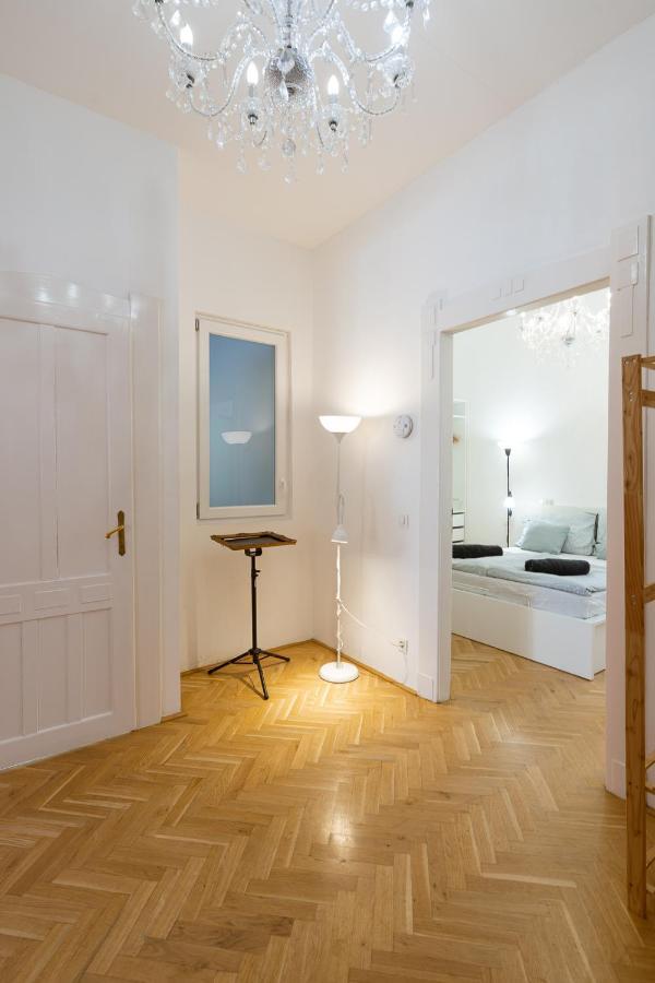 Garys Bright And Spacious Two Bedroom Flat Near Danube Budapest Eksteriør billede
