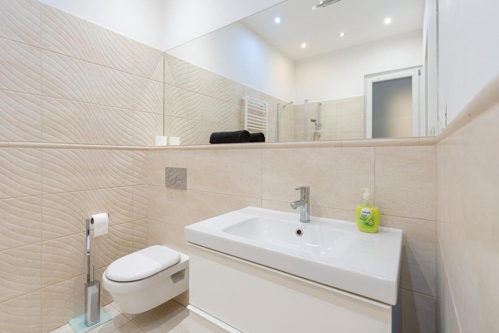 Garys Bright And Spacious Two Bedroom Flat Near Danube Budapest Eksteriør billede