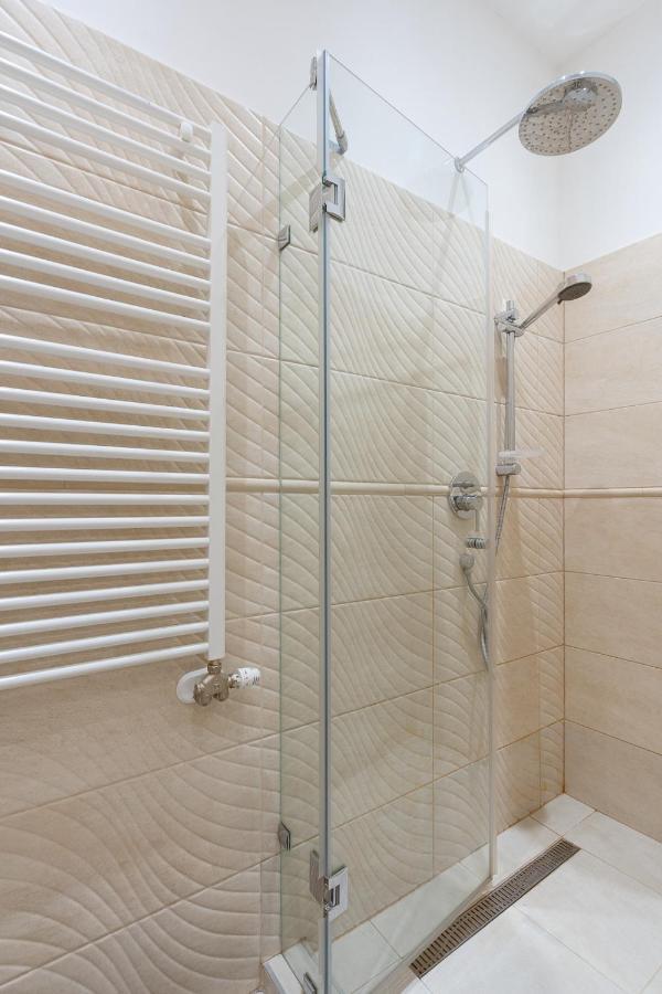 Garys Bright And Spacious Two Bedroom Flat Near Danube Budapest Eksteriør billede