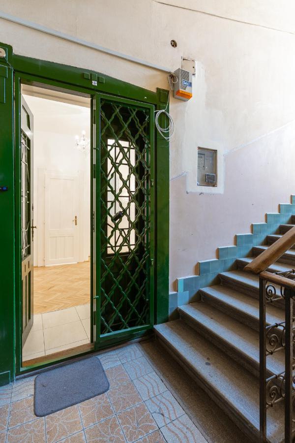 Garys Bright And Spacious Two Bedroom Flat Near Danube Budapest Eksteriør billede
